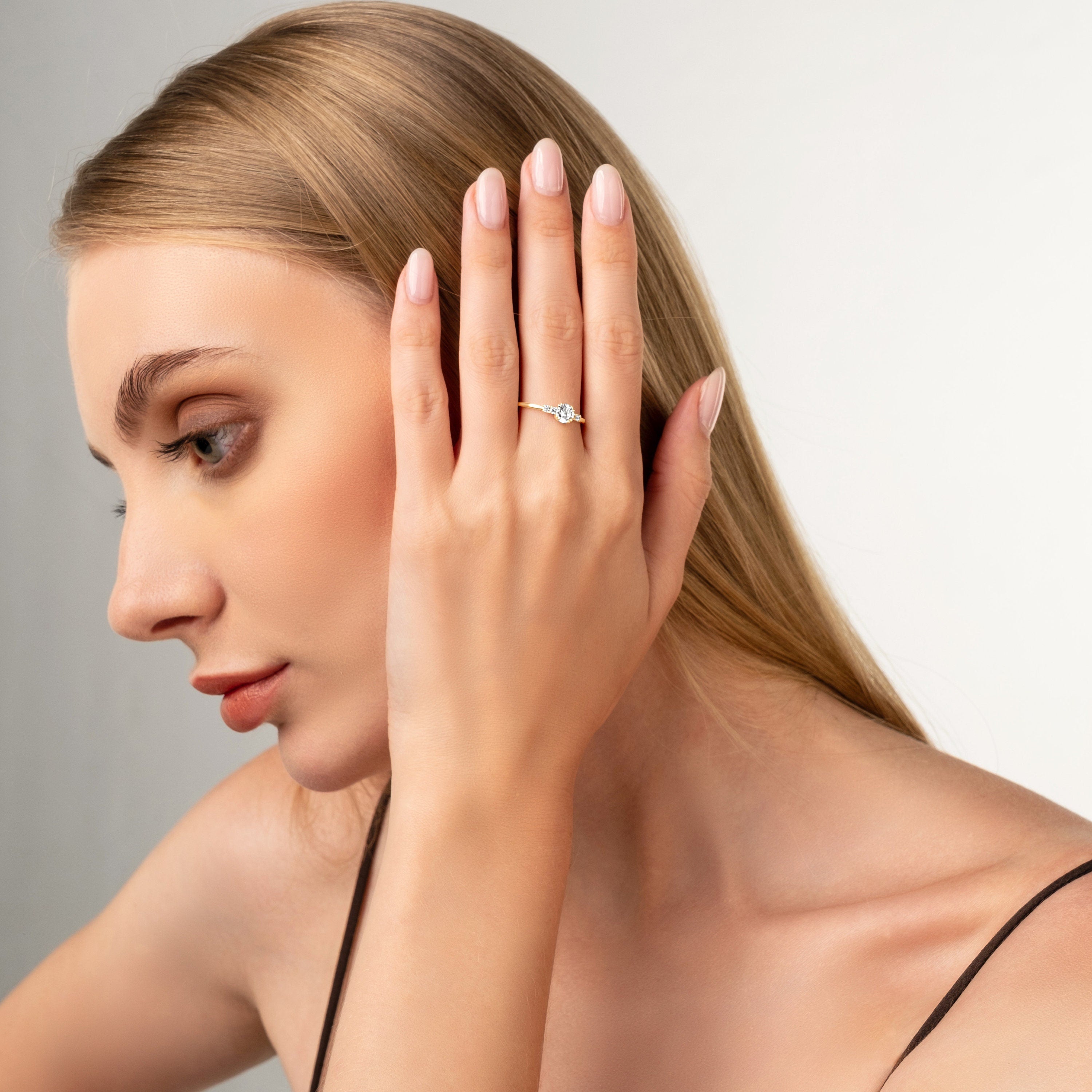 Round Cut Diamond Ring