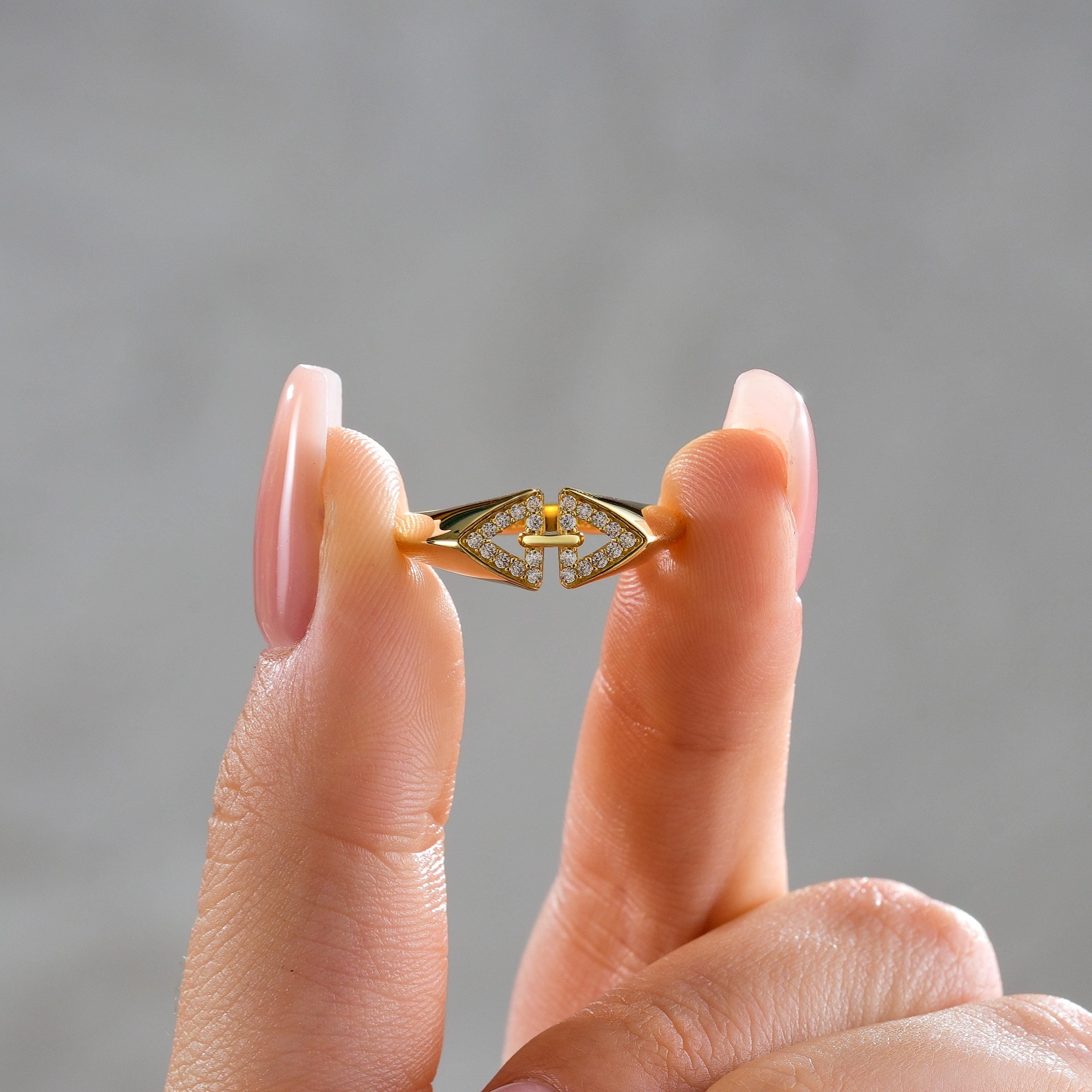 modern geometric gold ring with connected triangle tips