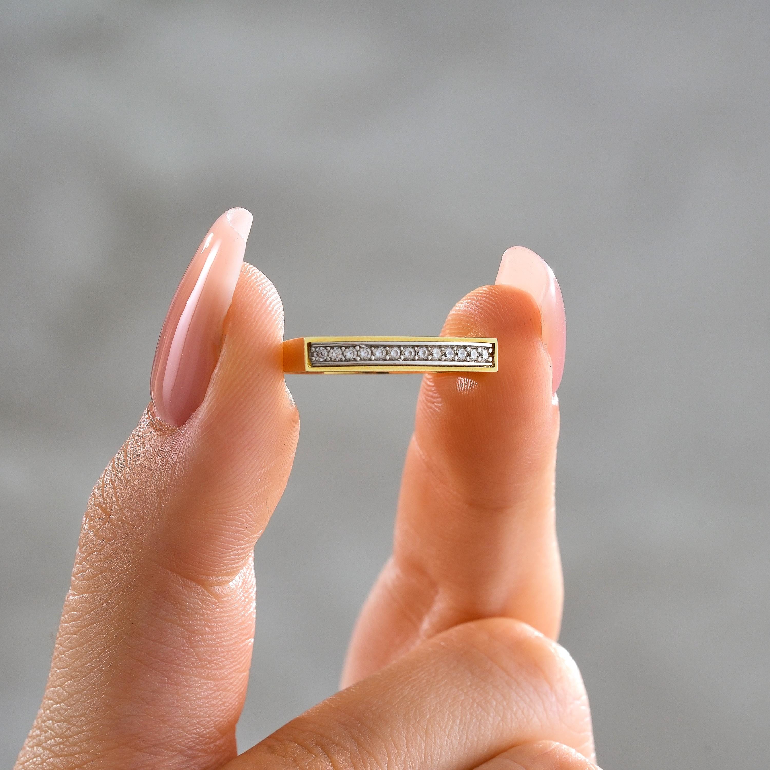 18k gold bar ring channel set with full pavé line round diamonds